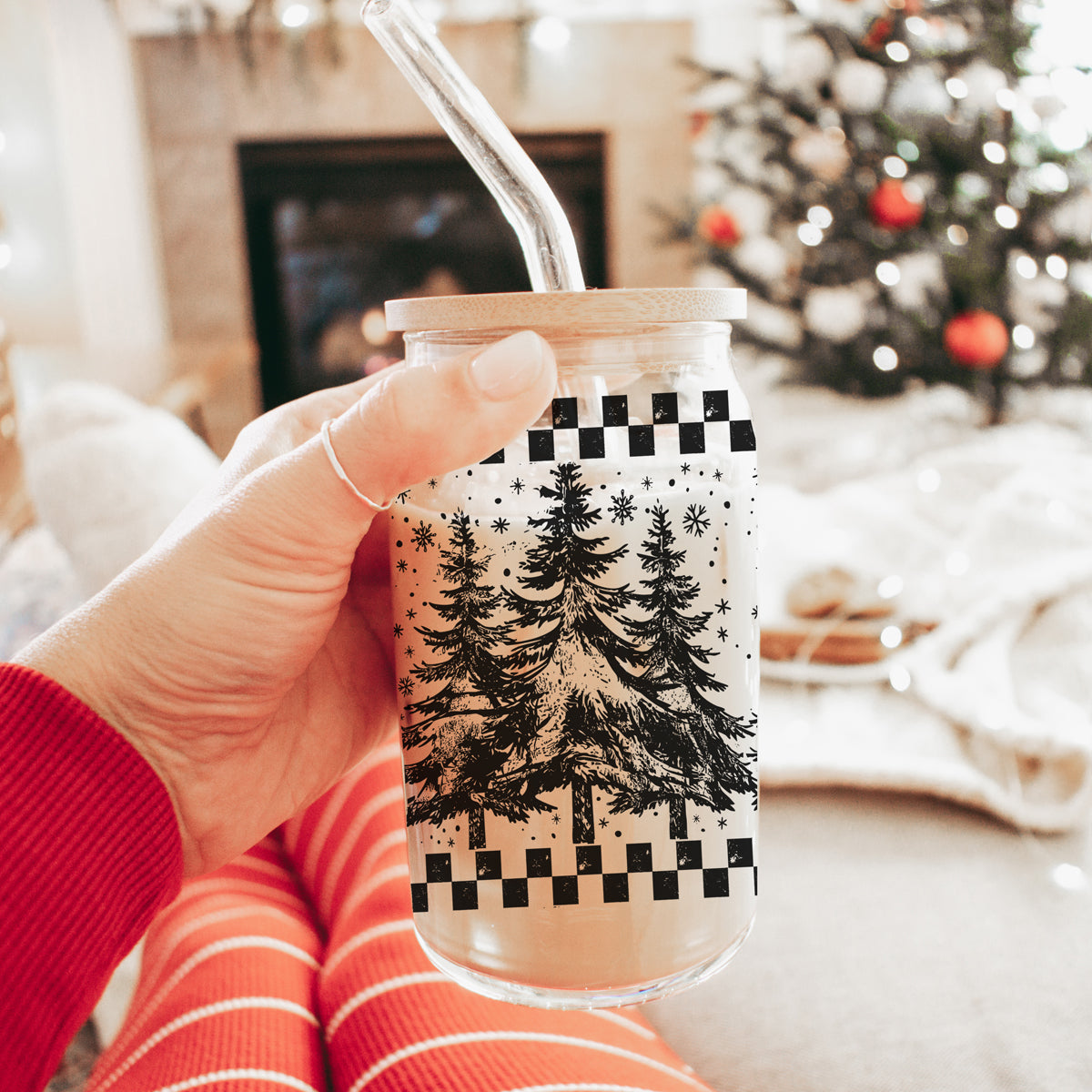 Unique holiday coffee cup – retro tree glass Christmas tumbler gift
Christmas morning coffee mug – glass tumbler with retro tree holiday wrap
Holiday drinkware gift – 17oz retro Christmas tree coffee tumbler